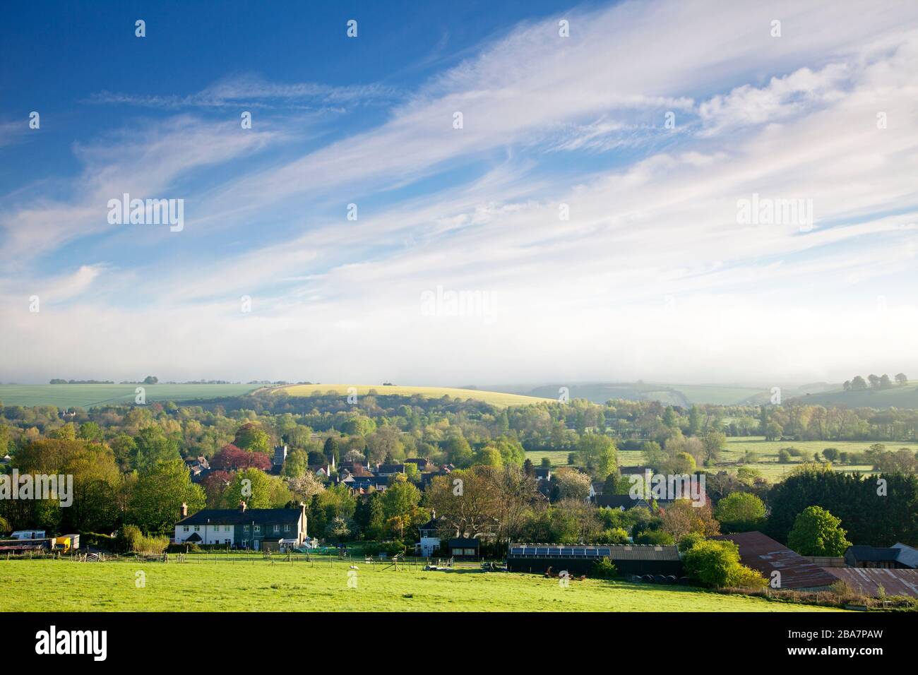 Ein greller Frühlingmorgen im Dorf Wylye in Wiltshire. Stockfoto