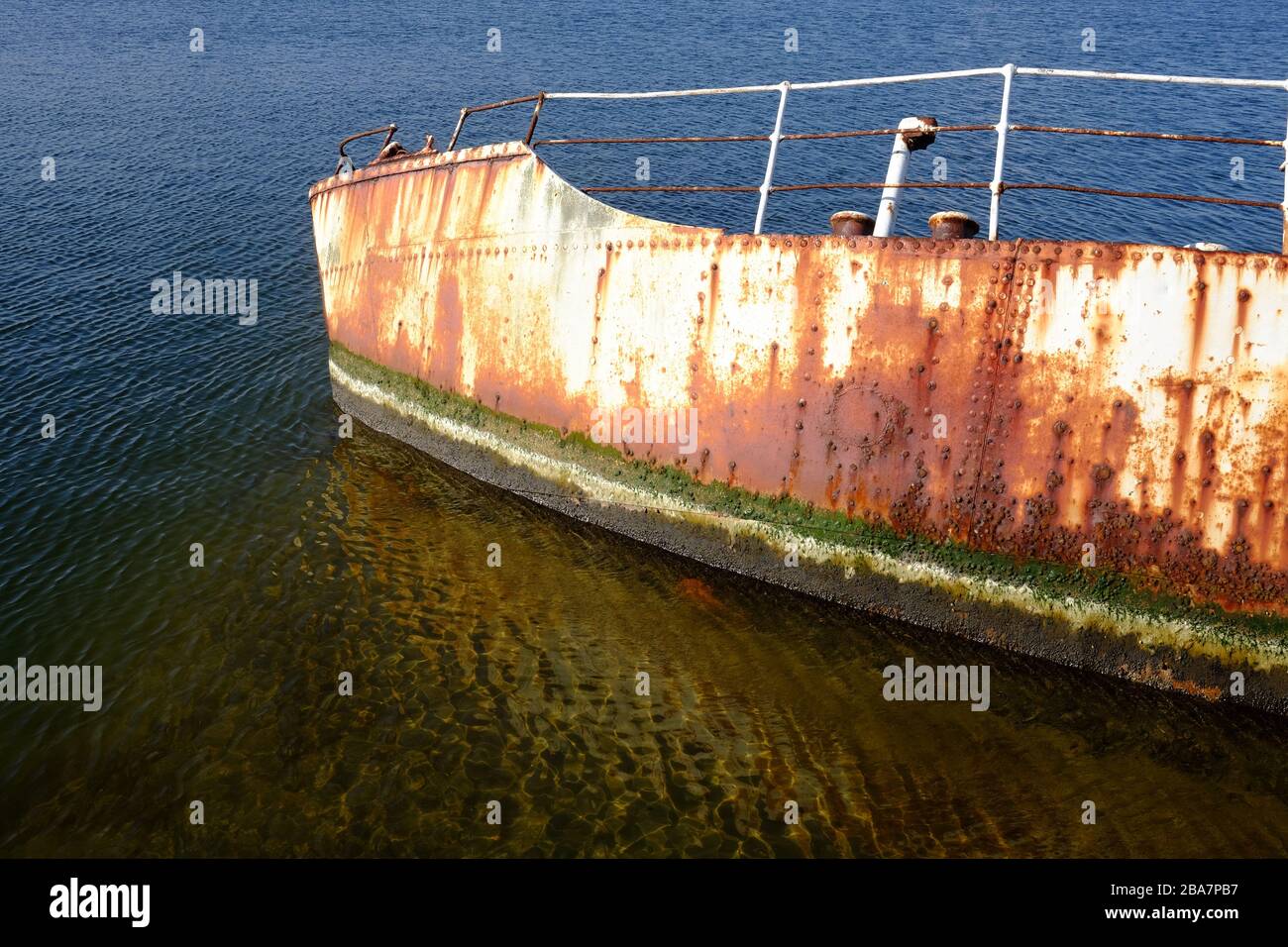 Rostender Hulk halb in Wasser eingetaucht Stockfoto