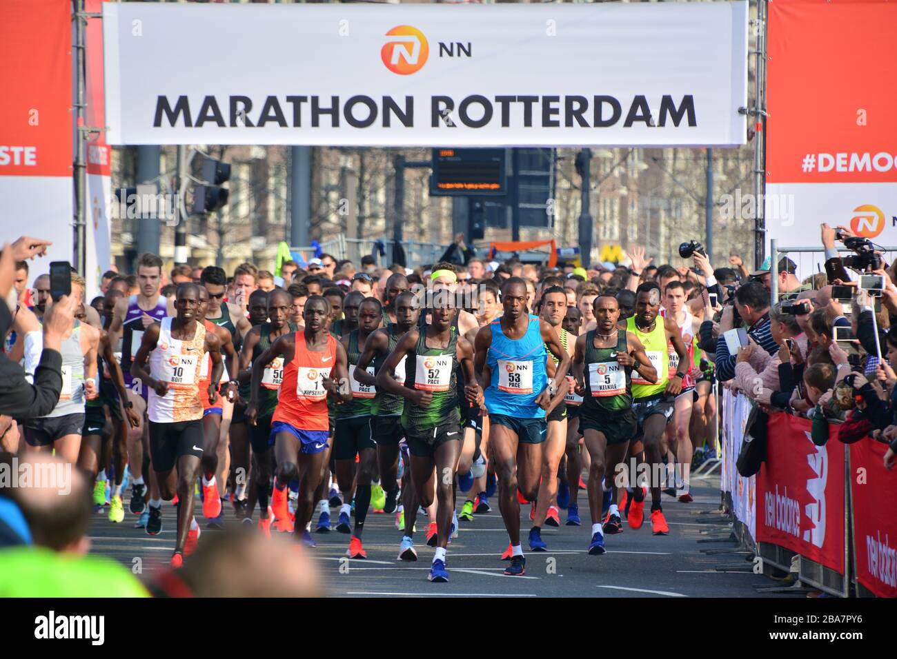 Start des Marathon Rotterdams 2019 mit Spitzenläufern wie Marius Kipser in der ersten Linie Stockfoto Start des Marathon Rotterdams 2019 mit Spitzenläufern wie Marius Kipser in der ersten Linie Stockfoto