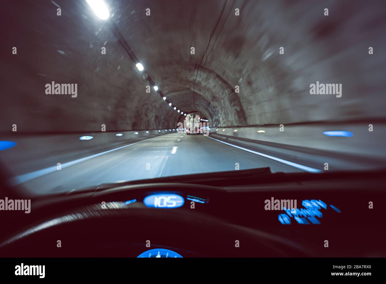 Fahren aus Sicht des Fahrers in einem Tunnel Stockfoto