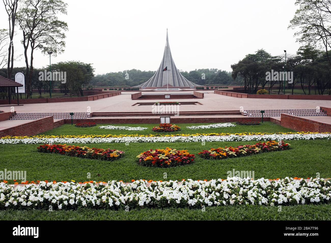 Dhaka, Bangladesch. Februar 2020. Das Nationale Denkmal in Savar am Rande der Hauptstadt ist am 26. März am Unabhängigkeitstag Bangladeschs verlassen worden, während das Land wegen der Coronavirus Pandemie in der Regel an diesem Tag mit Menschen zusammenhängt. Dhaka 26. märz 2020. Credit: Alamy/Alamy Live News Stockfoto