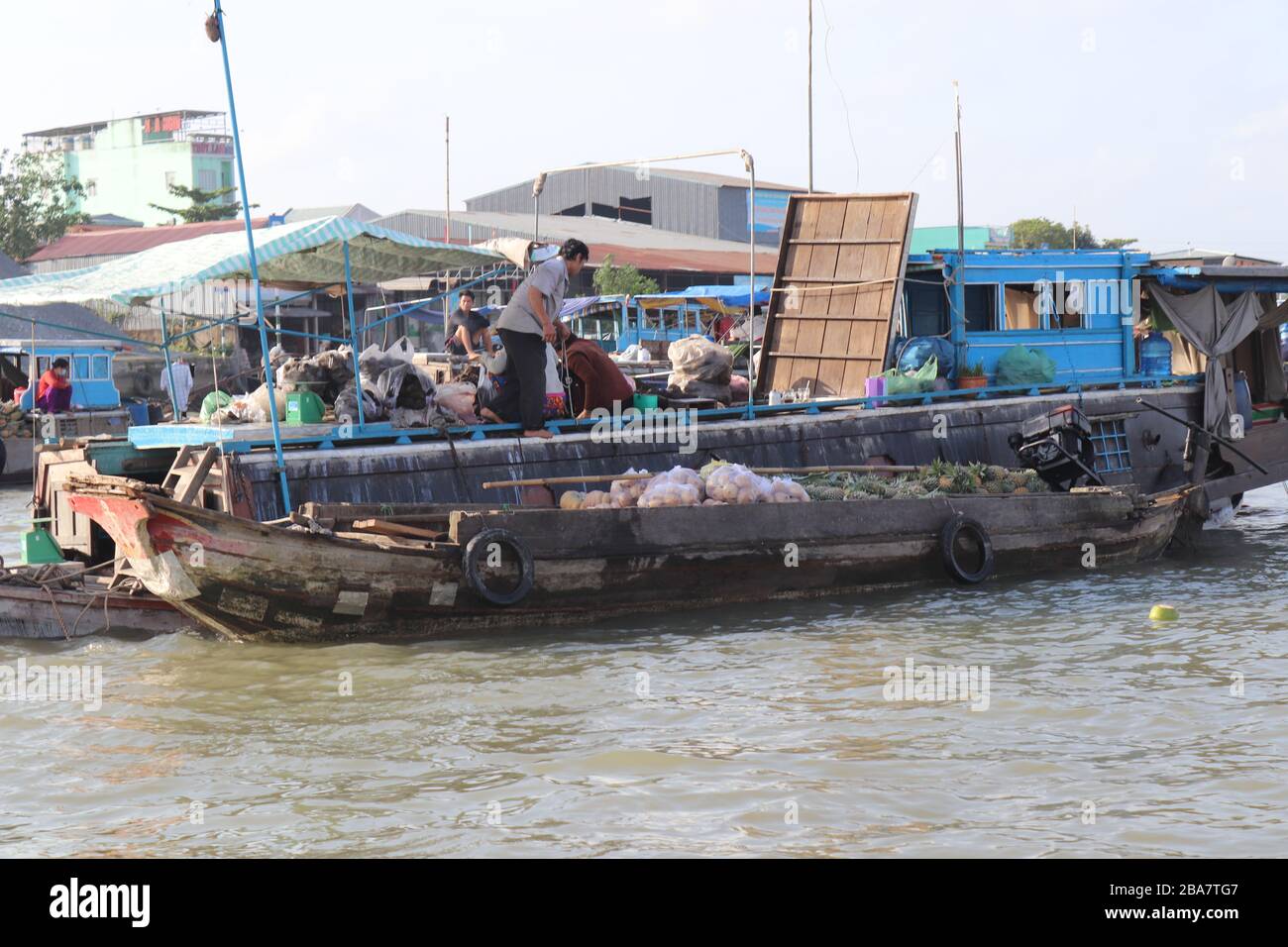 BARGE ZUM TRANSPORT VON LEBENSMITTELN UND MATERIALIEN IM MEKONG DELTA, VIETNAM. Stockfoto