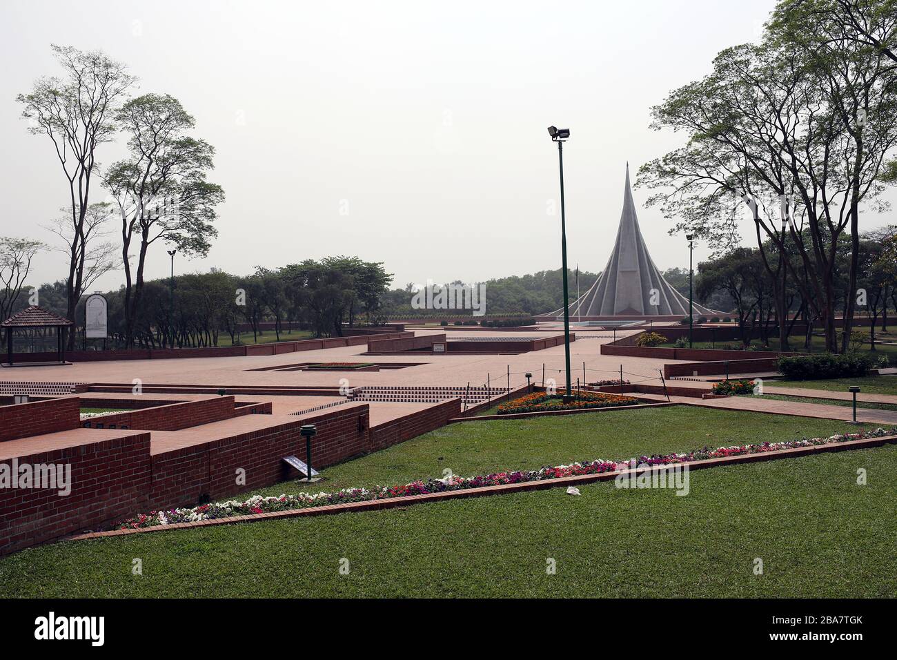Dhaka, Bangladesch. Februar 2020. Das Nationale Denkmal in Savar am Rande der Hauptstadt ist am 26. März am Unabhängigkeitstag Bangladeschs verlassen worden, während das Land wegen der Coronavirus Pandemie in der Regel an diesem Tag mit Menschen zusammenhängt. Dhaka 26. märz 2020. Credit: Alamy/Alamy Live News Stockfoto