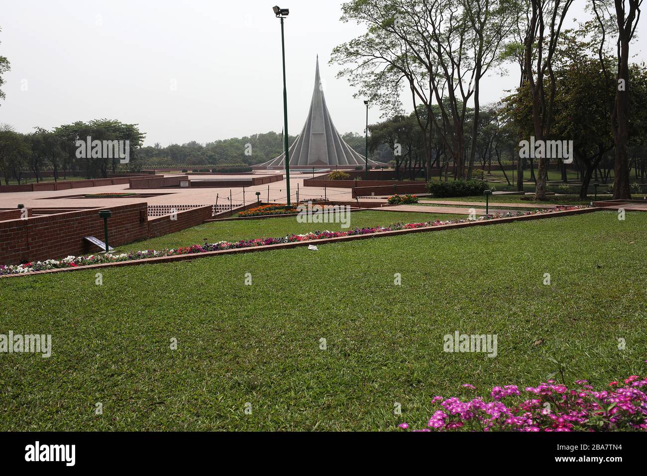 Dhaka, Bangladesch. Februar 2020. Das Nationale Denkmal in Savar am Rande der Hauptstadt ist am 26. März am Unabhängigkeitstag Bangladeschs verlassen worden, während das Land wegen der Coronavirus Pandemie in der Regel an diesem Tag mit Menschen zusammenhängt. Dhaka 26. märz 2020. Credit: Alamy/Alamy Live News Stockfoto