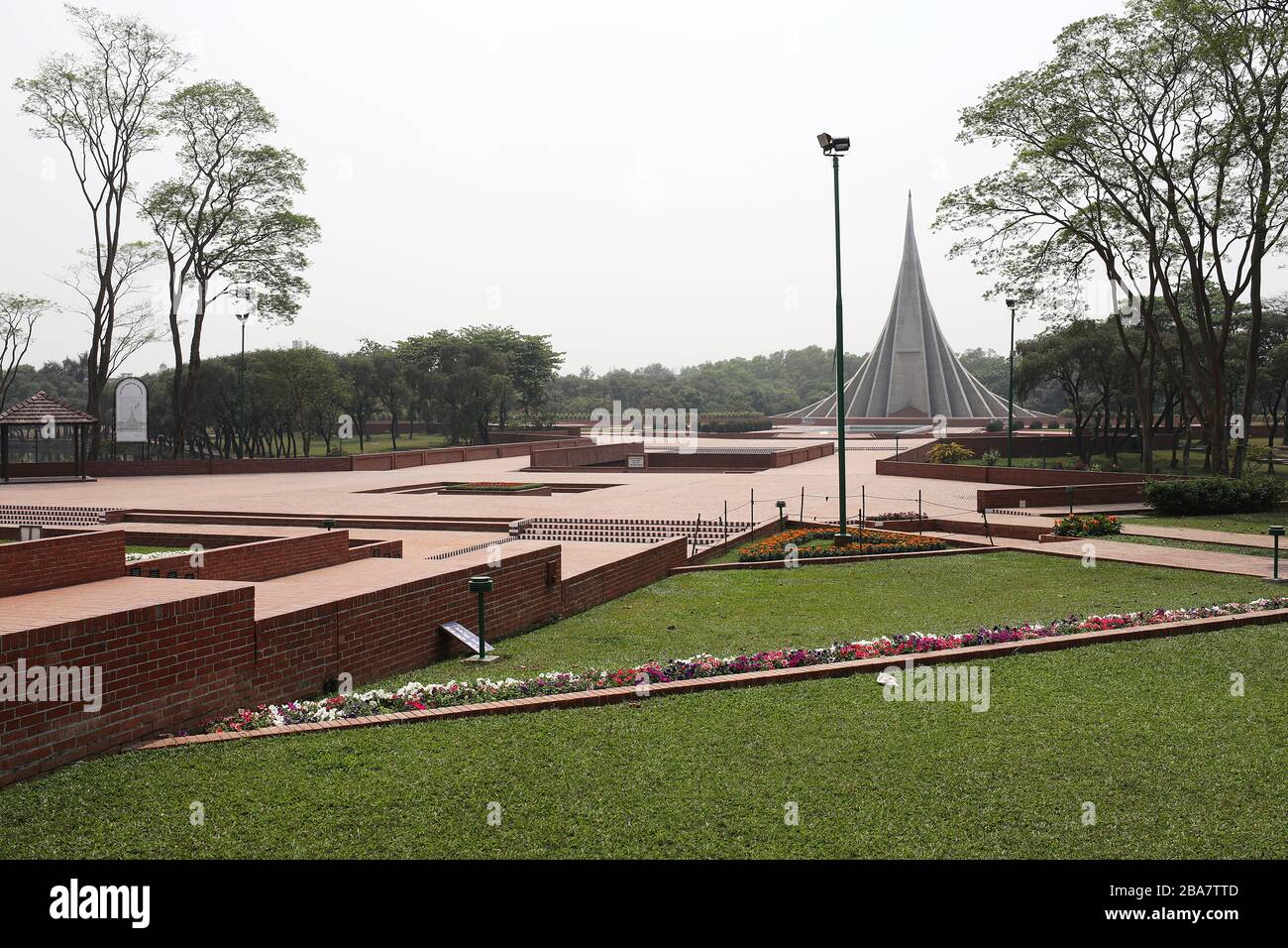 Dhaka, Bangladesch. Februar 2020. Das Nationale Denkmal in Savar am Rande der Hauptstadt ist am 26. März am Unabhängigkeitstag Bangladeschs verlassen worden, während das Land wegen der Coronavirus Pandemie in der Regel an diesem Tag mit Menschen zusammenhängt. Dhaka 26. märz 2020. Credit: Alamy/Alamy Live News Stockfoto