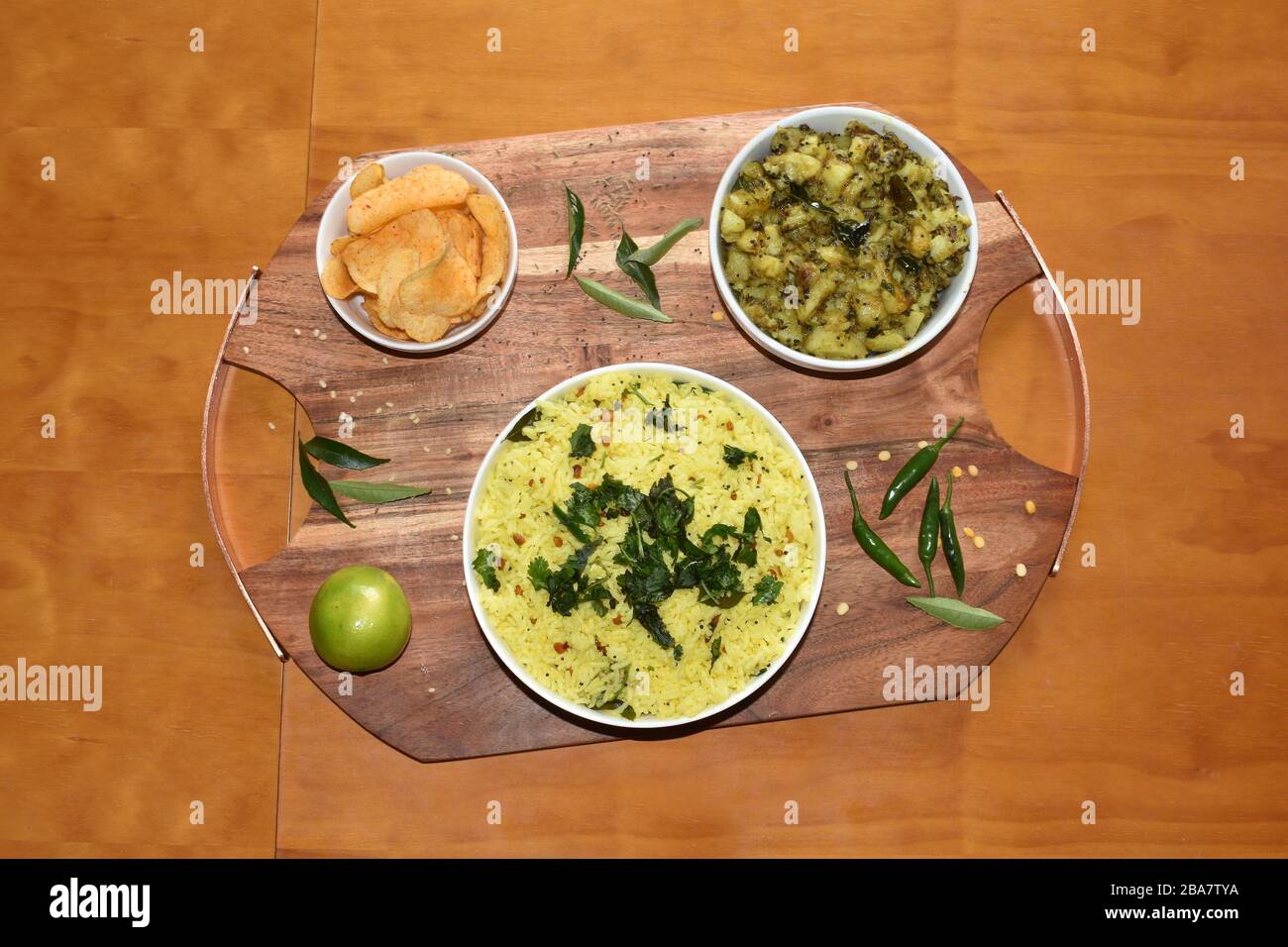 Eine appetitliche südindische Mahlzeit - Lemon Rice, Dry Potato Curry mit knusprigen Pommes Stockfoto