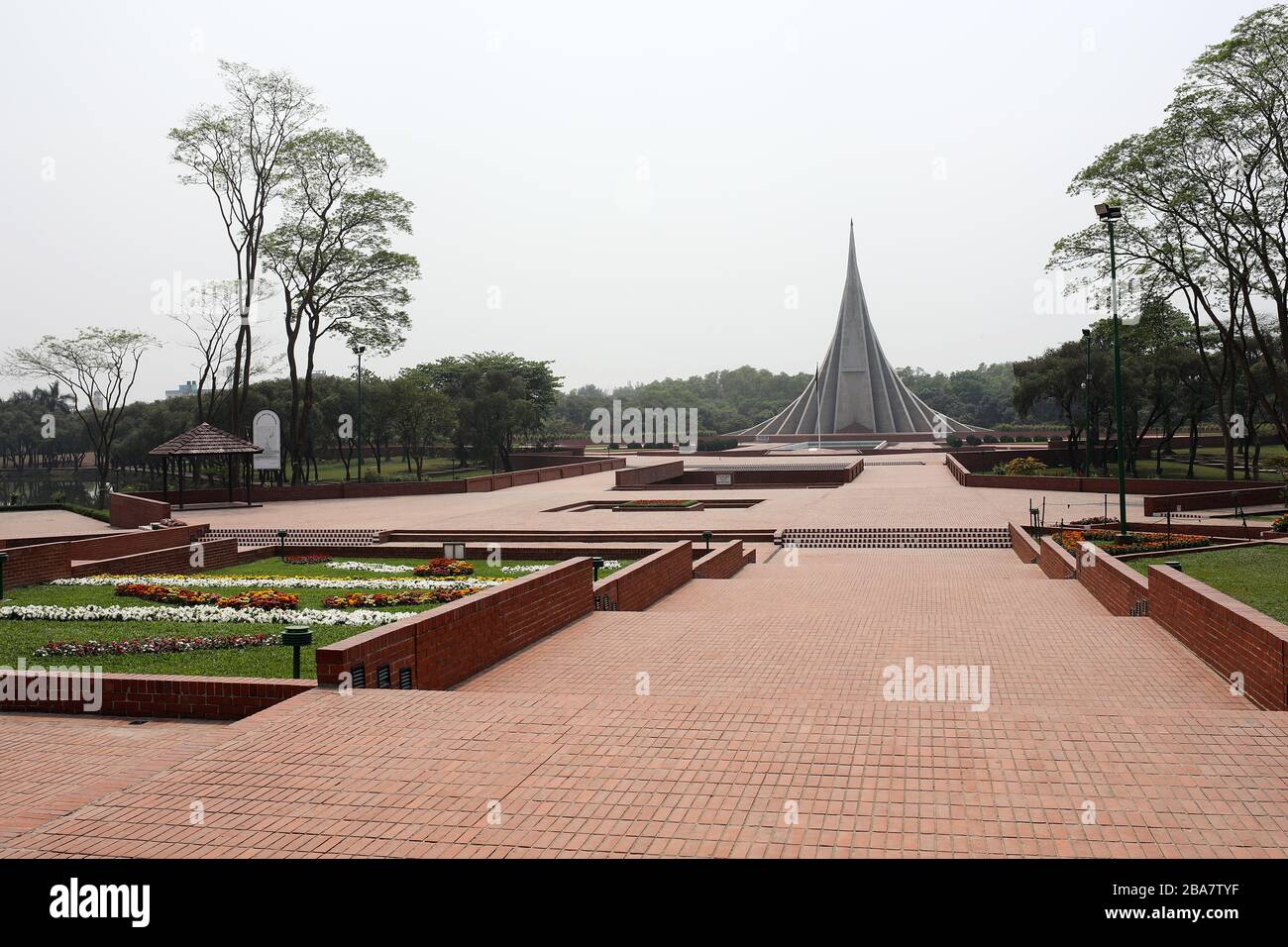 Dhaka, Bangladesch. Februar 2020. Das Nationale Denkmal in Savar am Rande der Hauptstadt ist am 26. März am Unabhängigkeitstag Bangladeschs verlassen worden, während das Land wegen der Coronavirus Pandemie in der Regel an diesem Tag mit Menschen zusammenhängt. Dhaka 26. märz 2020. Credit: Alamy/Alamy Live News Stockfoto