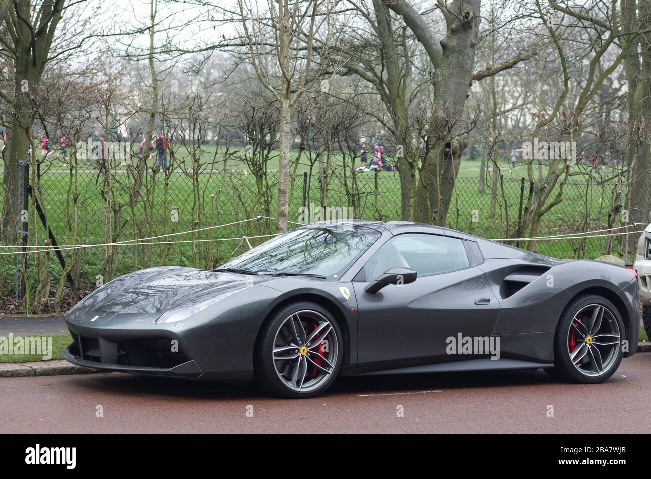 Ferrari ohne Nummernschild in London geparkt, Regents Park Stockfoto
