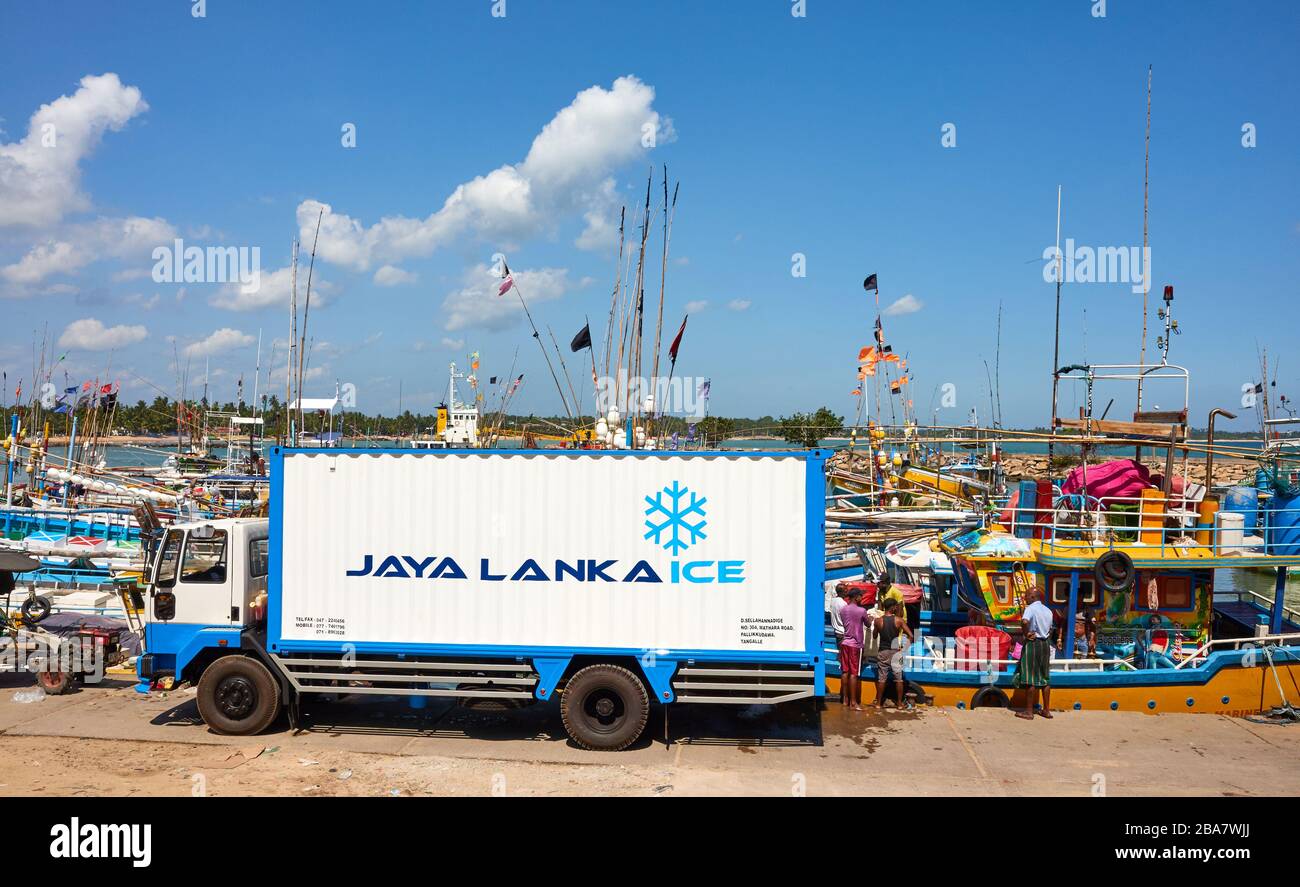 Tangalle, Sri Lanka - 27. Dezember 2019: Jaya Lanka Eistransportfahrzeug im Tangalle Fischerhafen. Stockfoto