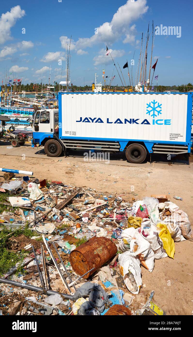 Tangalle, Sri Lanka - 27. Dezember 2019: Jaya Lanka Eistransportfahrzeug im Tangalle-Fischerhafen, Müllhalde im Vordergrund. Stockfoto