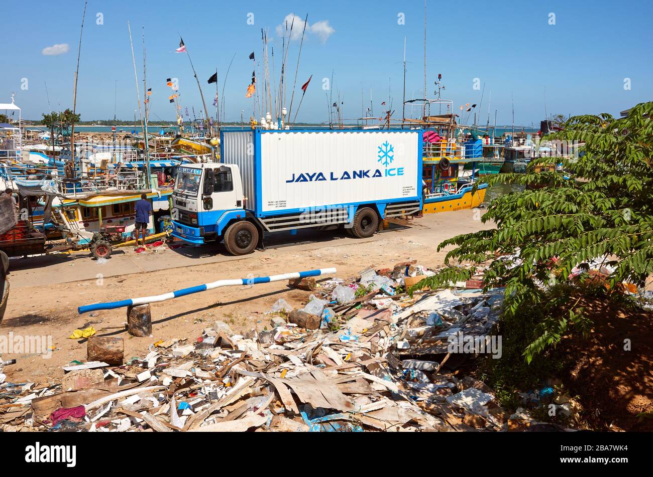 Tangalle, Sri Lanka - 27. Dezember 2019: Jaya Lanka Eistransportfahrzeug im Tangalle-Fischerhafen, Müllhalde im Vordergrund. Stockfoto