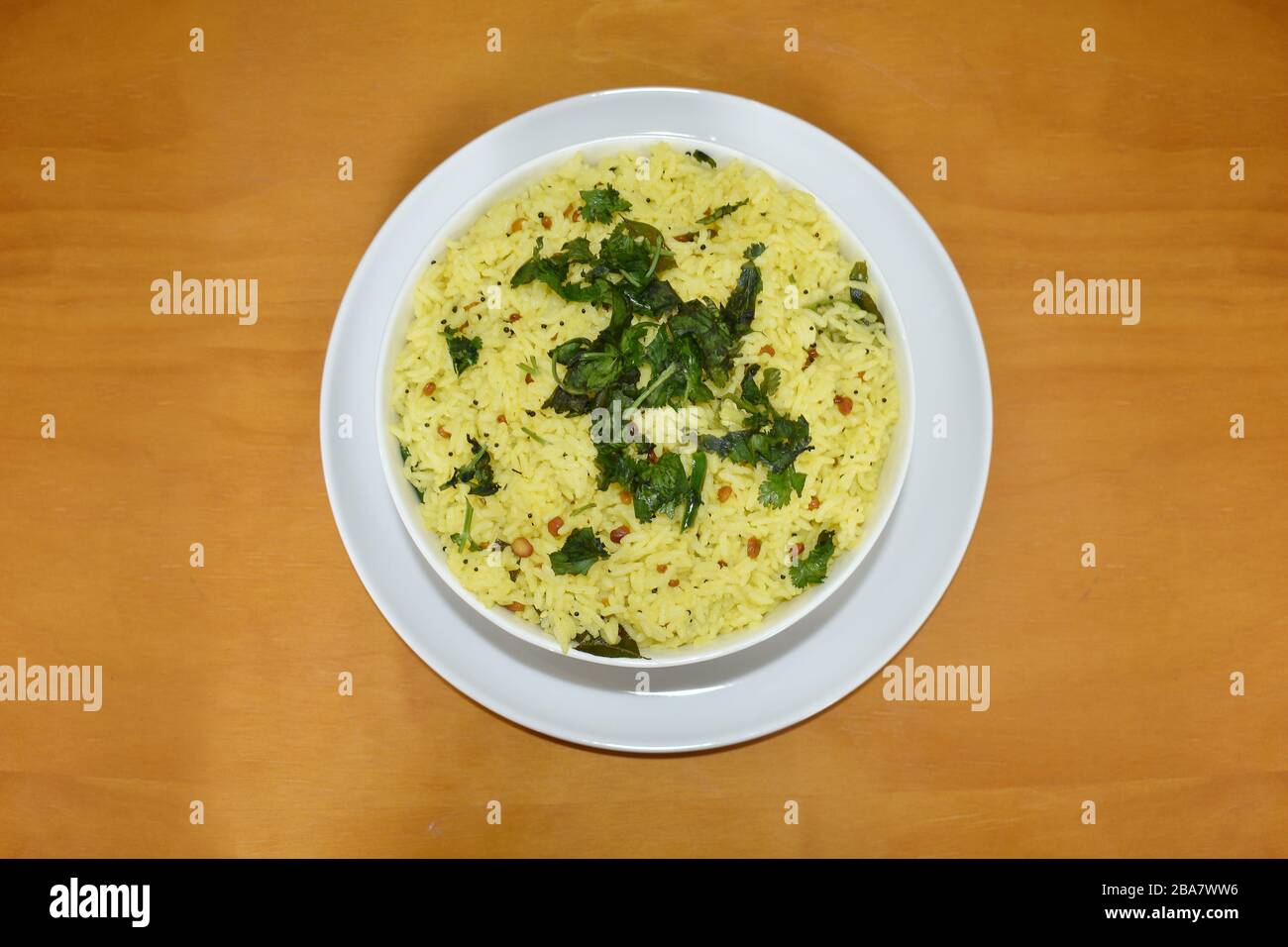 Eine appetitliche südindische Mahlzeit - Lemon Rice, Dry Potato Curry mit knusprigen Pommes Stockfoto