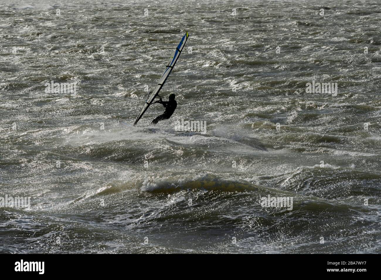 Windsurfer vor Hayling Island bei starkem Wind Stockfoto