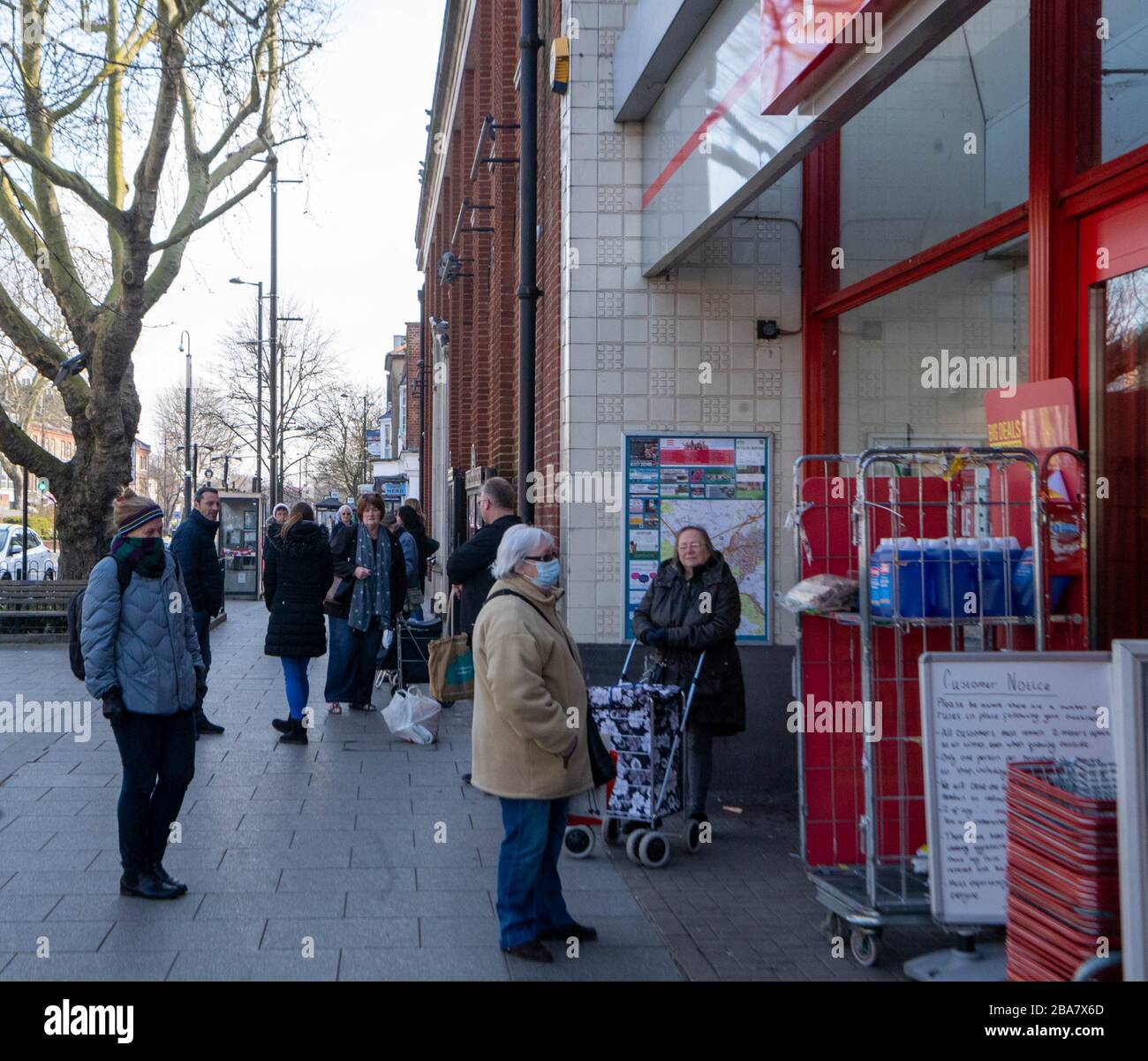 Brentwood Essex 26. März 2020 soziale Distanzierung außerhalb von Apotheken- und Lebensmittelgeschäften, Brentwood Essex UK Credit: Ian Davidson/Alamy Live News Stockfoto