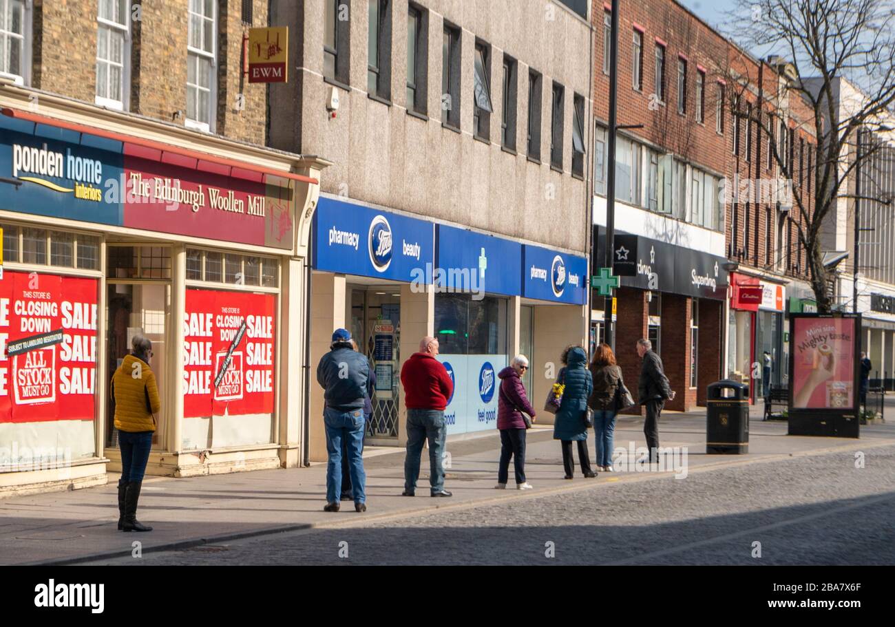 Brentwood Essex 26. März 2020 soziale Distanzierung außerhalb von Apotheken- und Lebensmittelgeschäften, Brentwood Essex UK Credit: Ian Davidson/Alamy Live News Stockfoto