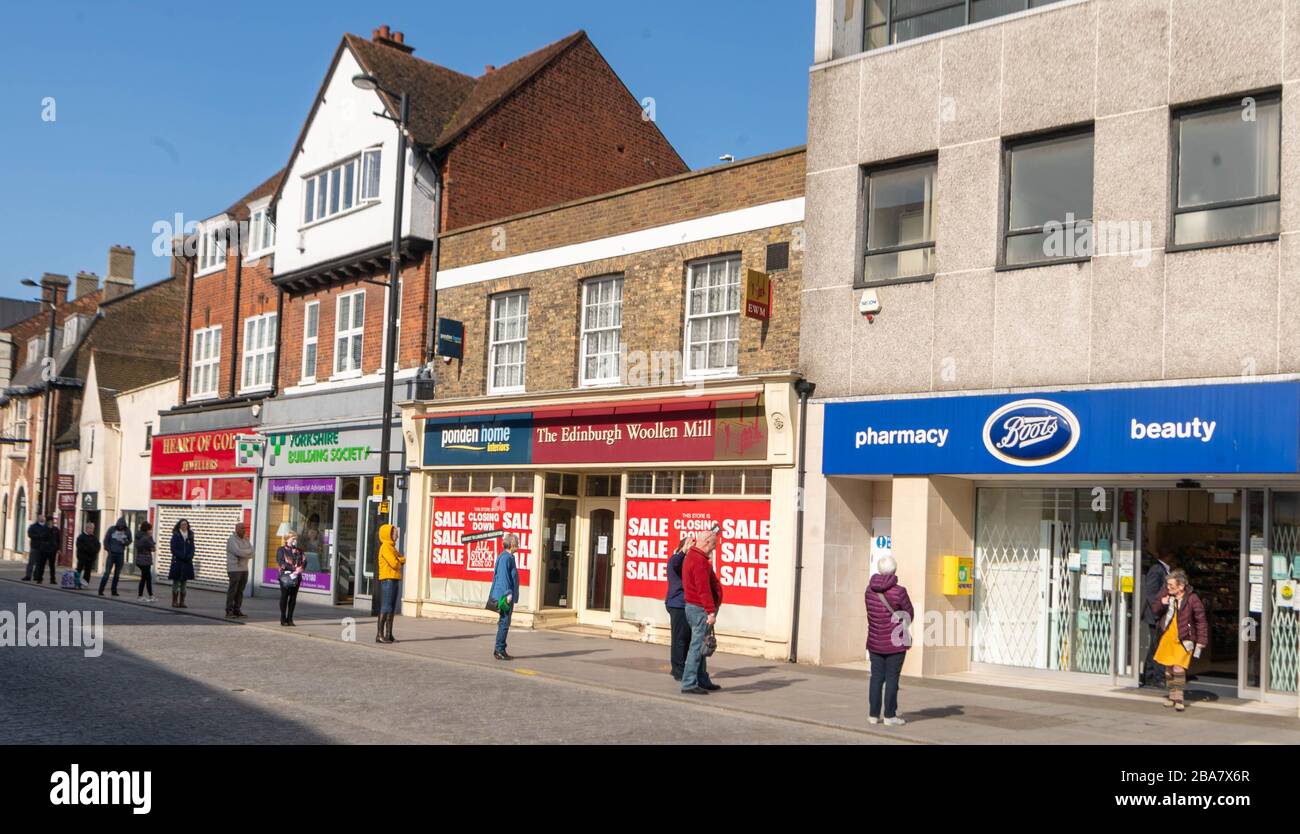 Brentwood Essex 26. März 2020 soziale Distanzierung außerhalb von Apotheken- und Lebensmittelgeschäften, Brentwood Essex UK Credit: Ian Davidson/Alamy Live News Stockfoto