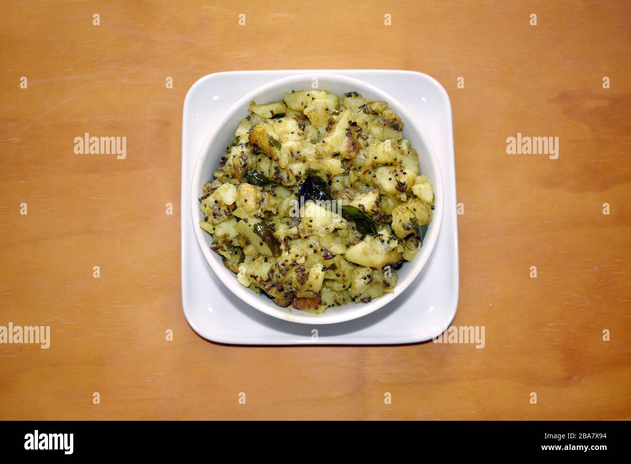 Eine appetitliche südindische Mahlzeit - Lemon Rice, Dry Potato Curry mit knusprigen Pommes Stockfoto