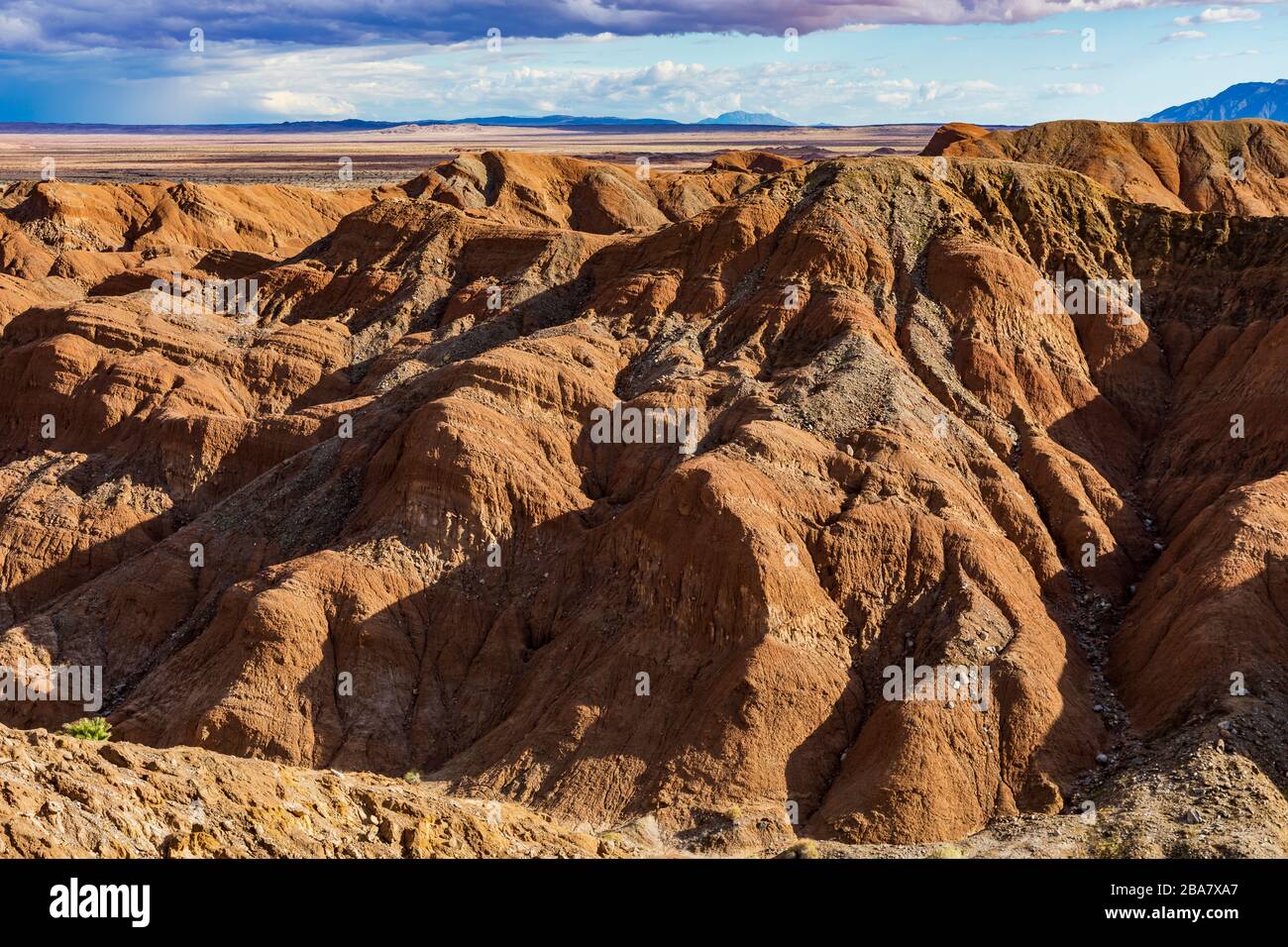 Die Borrego Badlands, die von einem Aussichtspunkt auf den Highway S-22, den Borrego-Salton Seaway Highway, nach Süden gesehen werden. Stockfoto