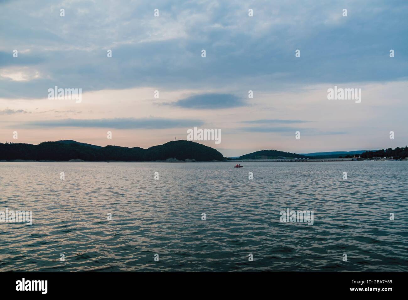 Wolken - Solina See im Bieszczady Gebirge in Polen - Blick vom Solina Dorf Stockfoto