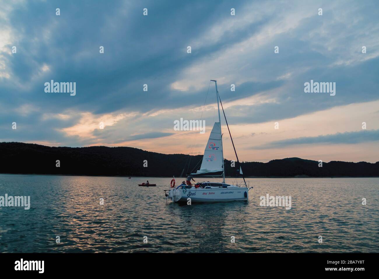 Wolken - Solina See im Bieszczady Gebirge in Polen - Blick vom Solina Dorf Stockfoto