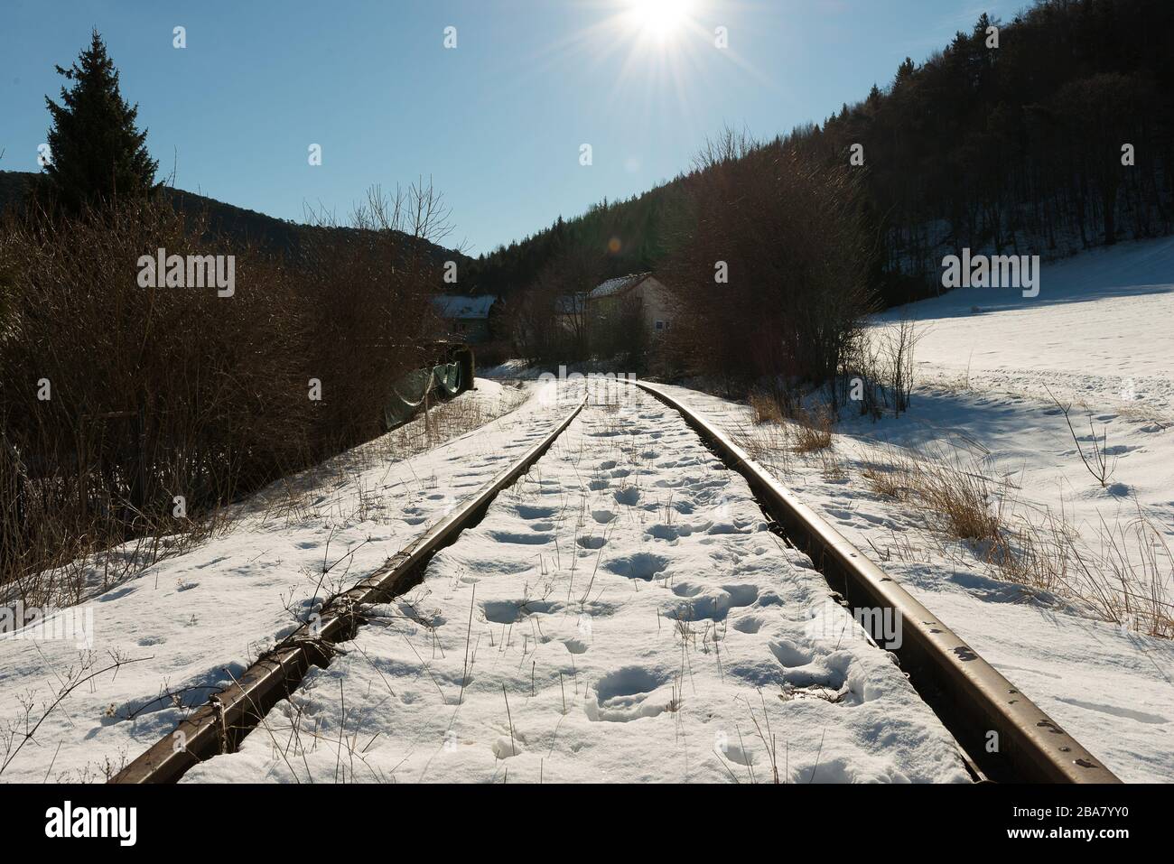 Eisenbahnlinie im Schnee, Österreich Stockfoto