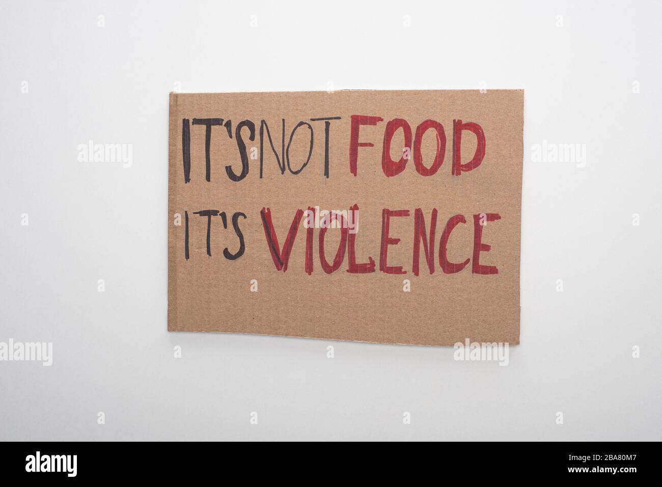 Obere Ansicht des Kartonschildes mit seiner Aufschrift "nicht essen" auf weißem Hintergrund Stockfoto