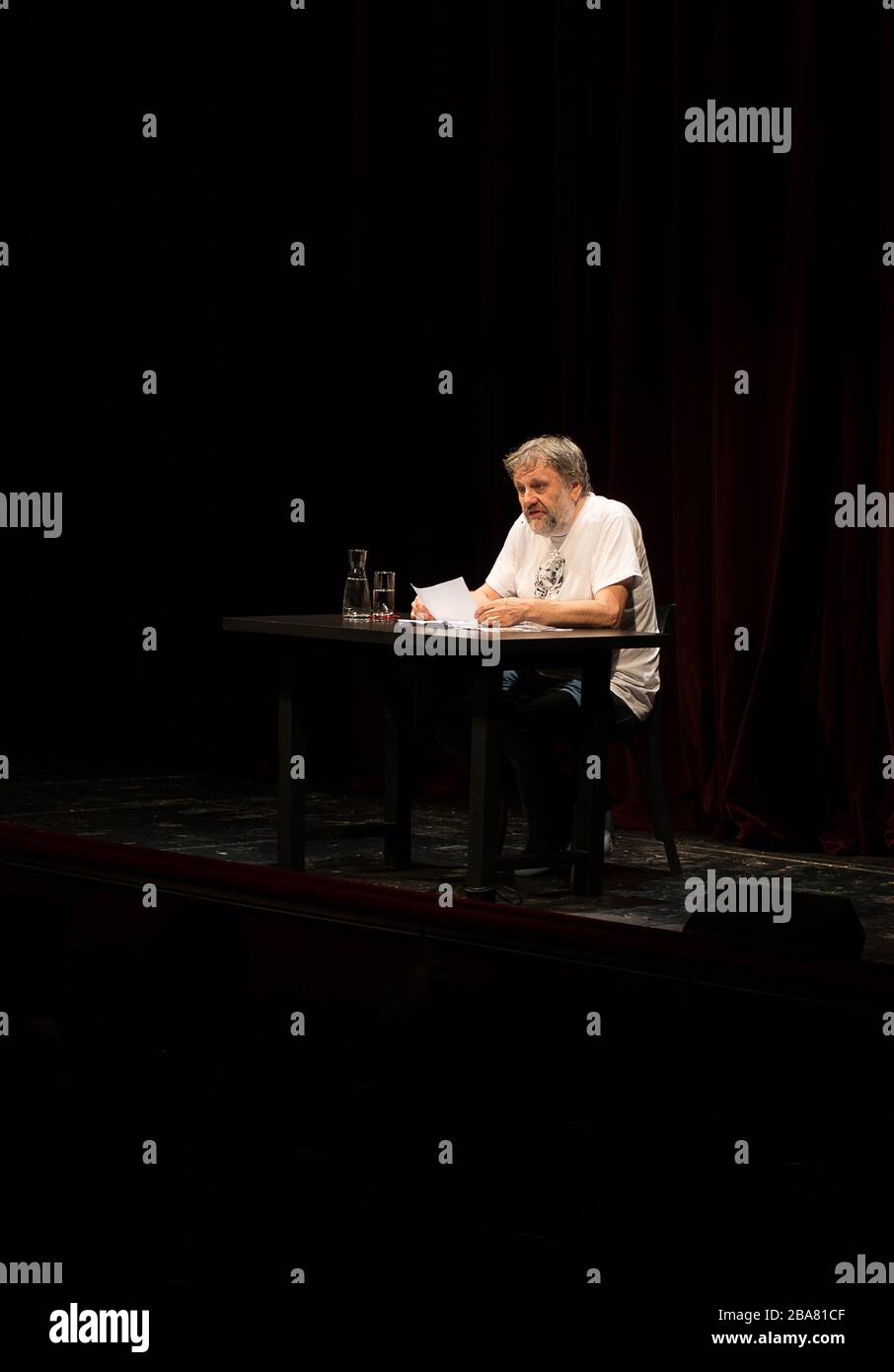 Der Philosoph Slavej Zizek tritt am Burgtheater in Wien am 6.5.2015 auf Stockfoto
