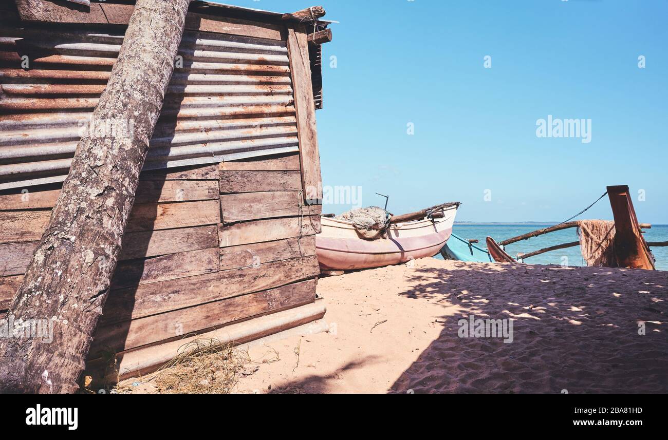 Im Retro-Stil gezungtes Bild eines alten Fischerschlags an einem Strand. Stockfoto