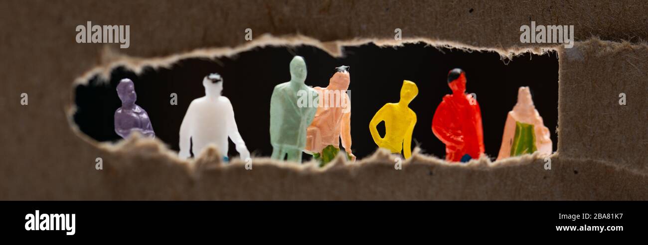 Panoramaaufnahme aus Pappe mit Loch- und Personenfiguren isoliert auf Schwarz, Konzept der sozialen Gleichberechtigung Stockfoto