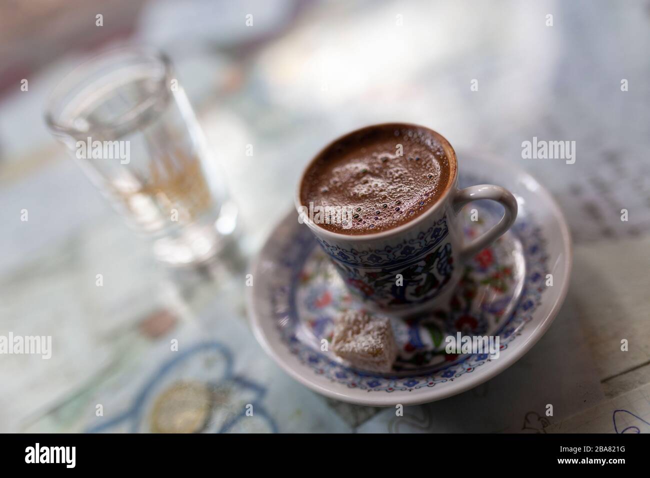 Nahaufnahme von traditionellem türkischem Kaffee (Kava) Stockfoto