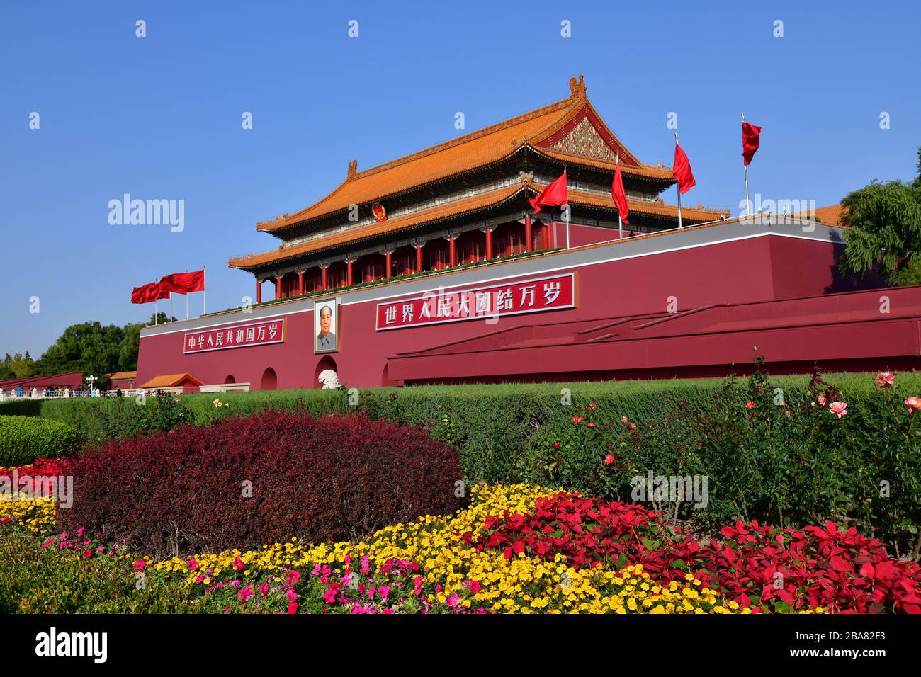 Peking, China-Okt 2019; Blick auf den Tiananmen, niedriger Winkel, Eingang in die verbotene Stadt. Chinesische Plakette: "Long Live the People's Republic of China" und "Long li Stockfoto