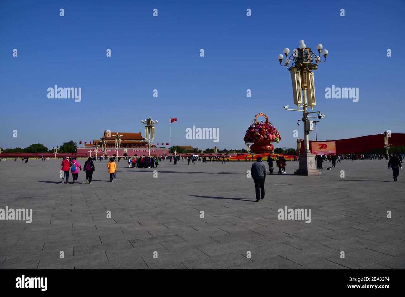 Peking, China-Okt 2019; großer Engelsblick auf den Tiananmen-Platz mit verbotener Stadt und riesigem Blumentopf. Chinesischer Text: "Long Live the People's Republic Stockfoto