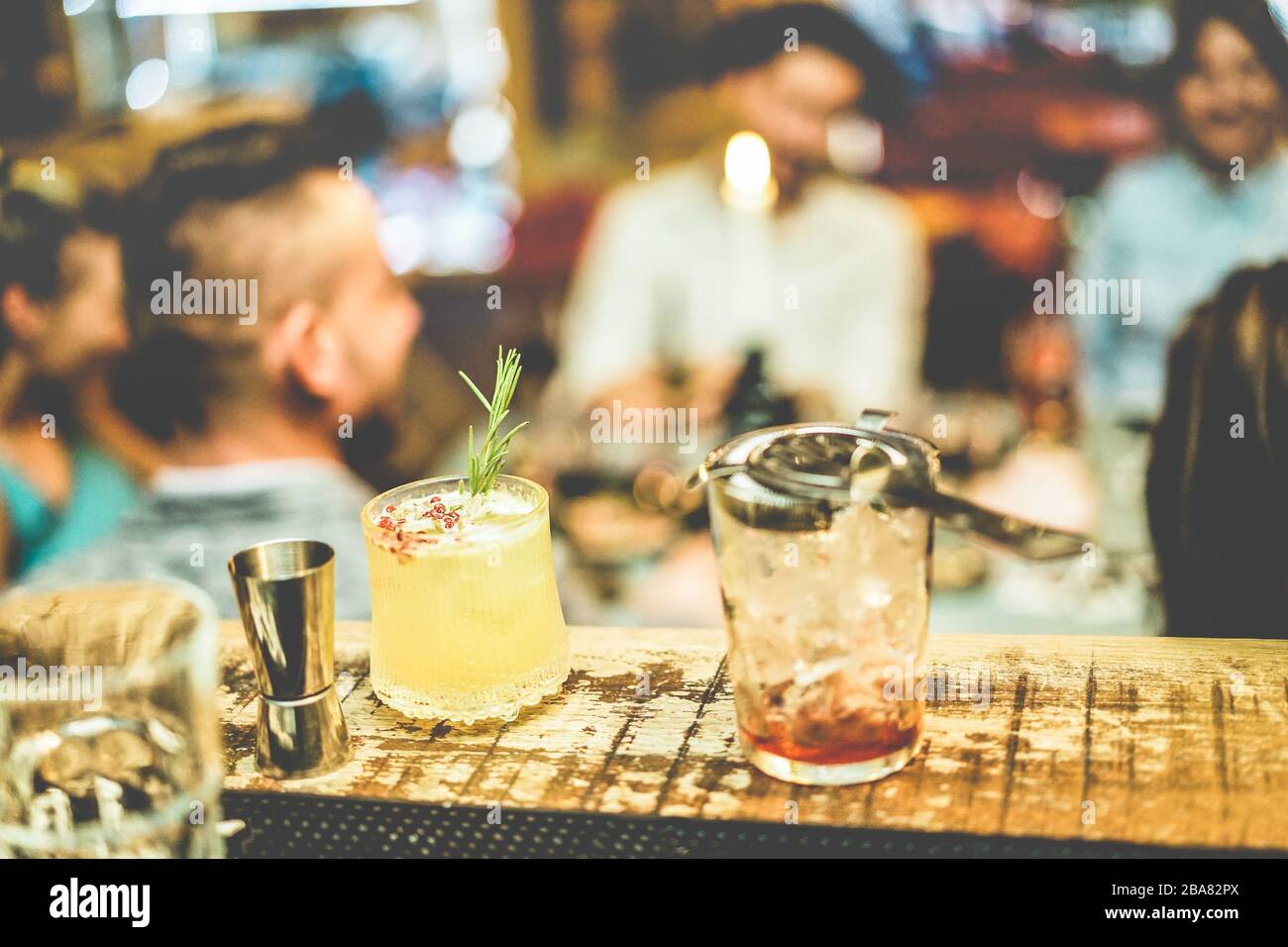 Stilvolle Cocktails an der amerikanischen Bar-Theke mit Spaß im Hintergrund - Blick auf den Vintage Pub in der Nacht - Party-Trends, exklusive Clubs in der Stadt a Stockfoto