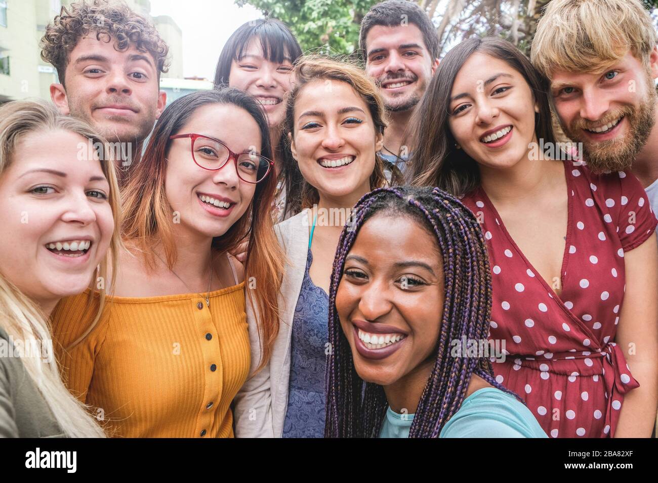 Fröhliche Freunde aus verschiedenen Kulturen und Rassen, die Fotos machen, lustige Gesichter machen - eine Generation von tausendjährigen und ein Freundschaftskonzept mit jungen Menschen Stockfoto
