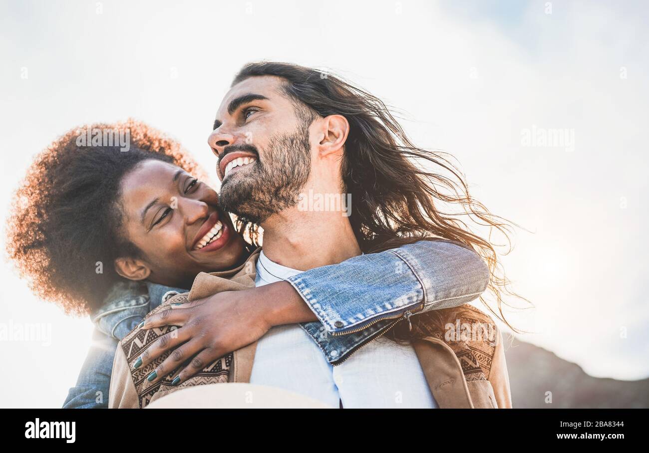 Multiracial Paar mit zärtlichen Momenten im Freien - kaukasischer Mann und afrikanerin, die zusammen während des Urlaubs Spaß haben - Reisen, Liebe und vieltnic Stockfoto