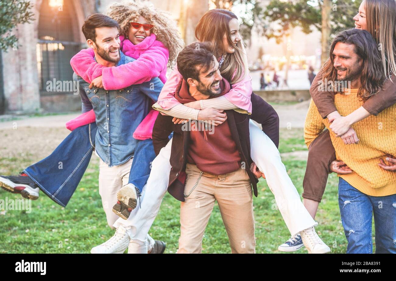 Junge Studenten Freunde haben Spaß im Freien - glückliche Menschen nach dem gemeinsamen Lachen der Universität - Jugend-, Multiracial- und Freundschaftskonzept - Schwerpunkt o Stockfoto