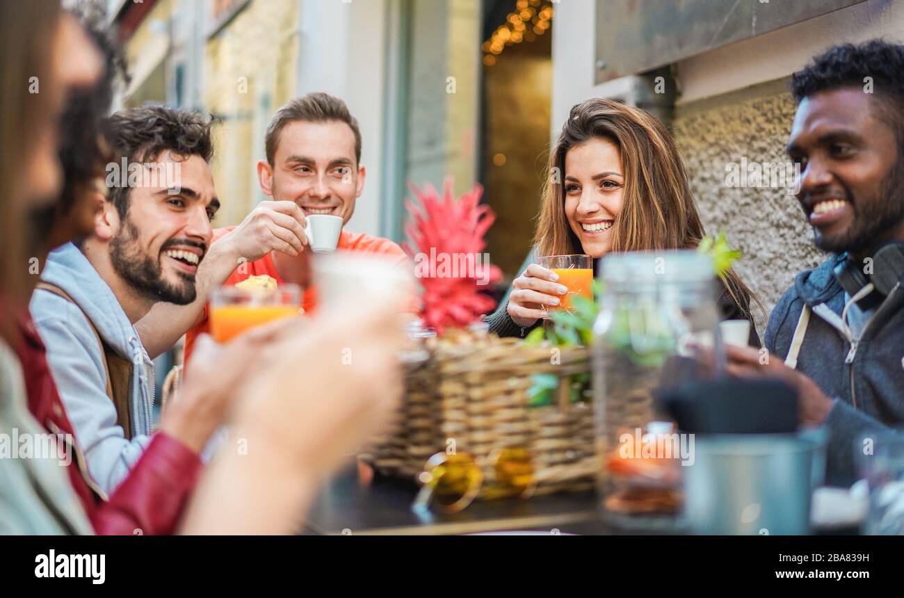 Gruppe glücklicher Freunde, die Kaffee und Cappuccino in der Vintage Bar im Freien trinken - Junge Millennials, die gemeinsam frühstücken - Freundschaft, Jugend a Stockfoto