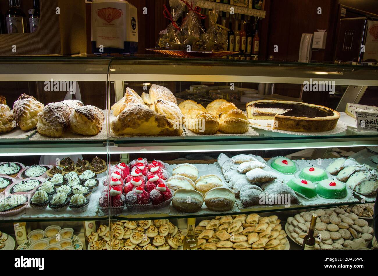 Typische Süßigkeiten in einer sizilianischen Konditorei, Italien Stockfoto