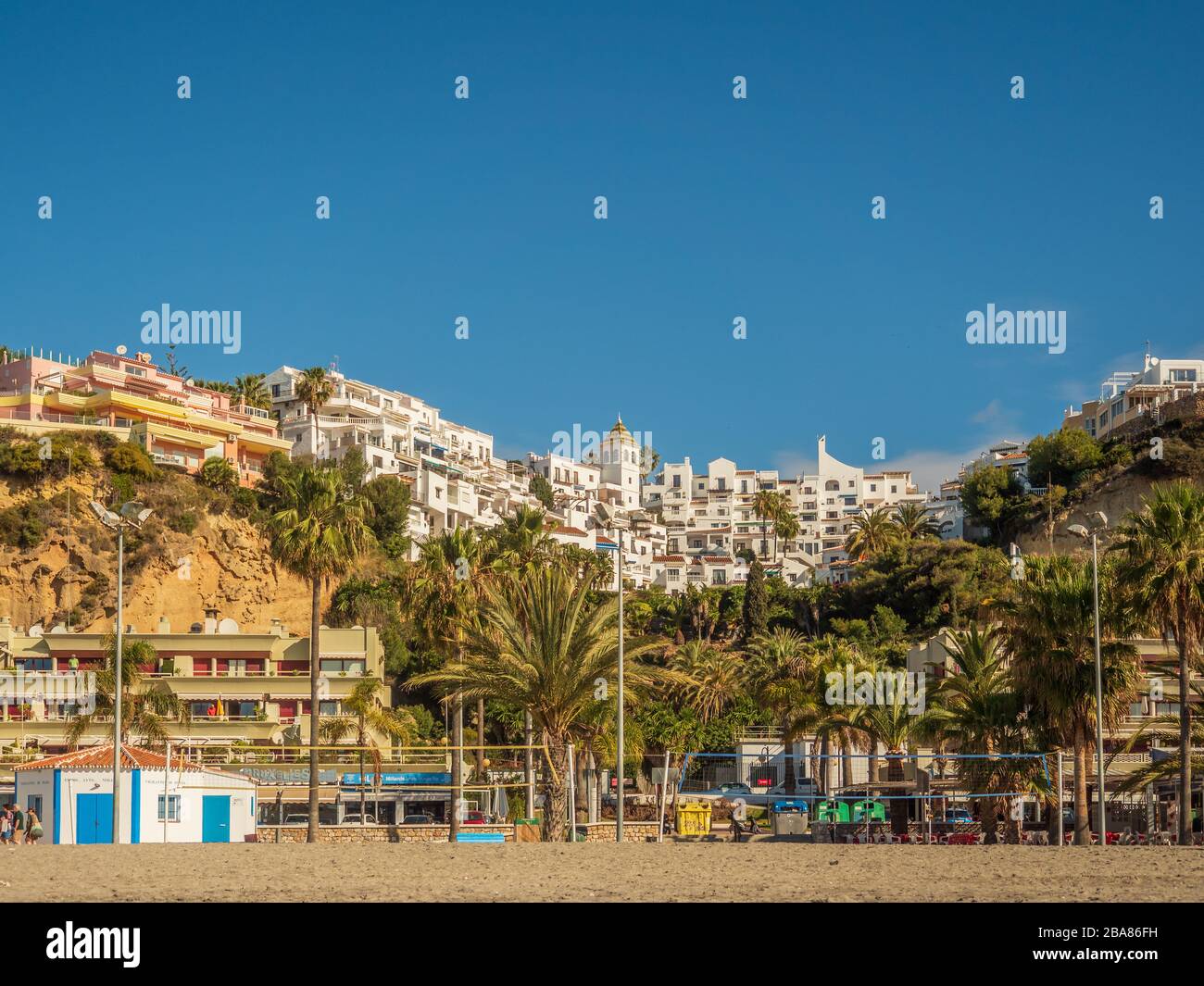 Nerja costa Del Sol Spanien 19. April 2019 Burriana Beach mit Blick auf die Anstellungen, Hotels mit Bars und Restaurants Stockfoto