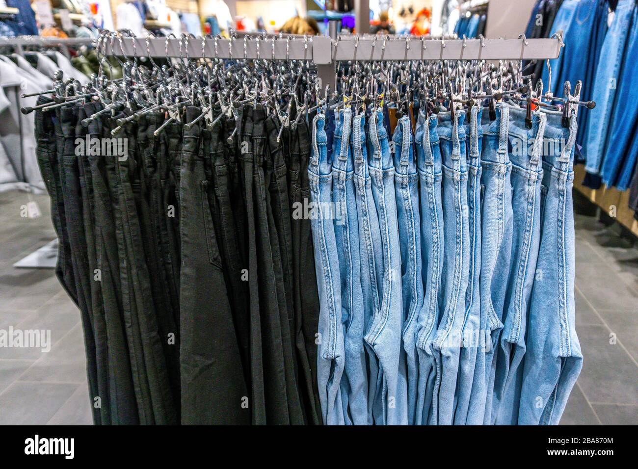 Jeans oder Denimhose und -Slicks hängen am Bügel. Verschiedene Jeans im  Modegeschäft im Einzelhandel Stockfotografie - Alamy