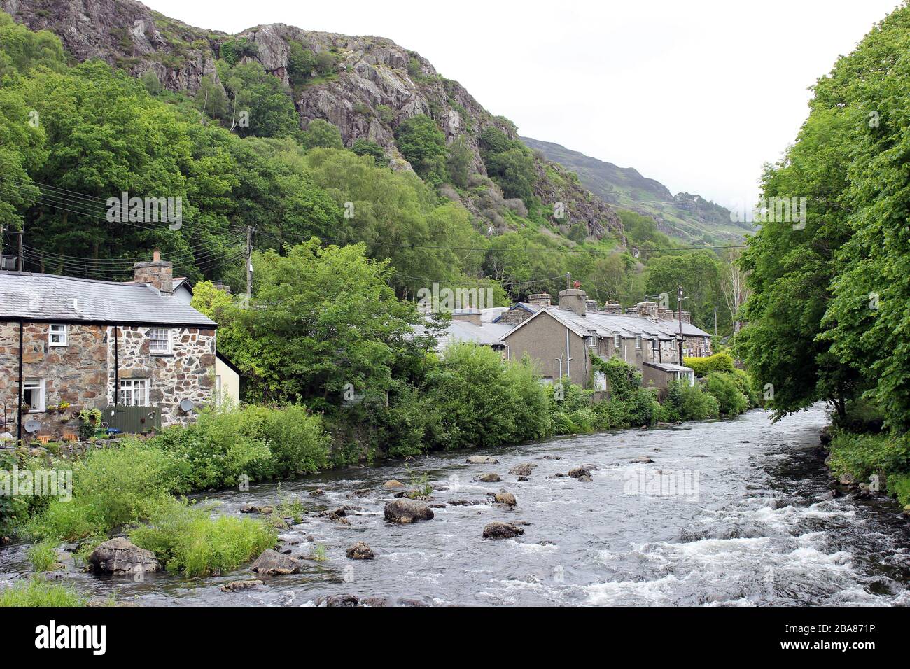 Der Fluss Colwyn Fließt Durch Das Dorf Beddgelert, Snowdonia National Park, Wales Stockfoto