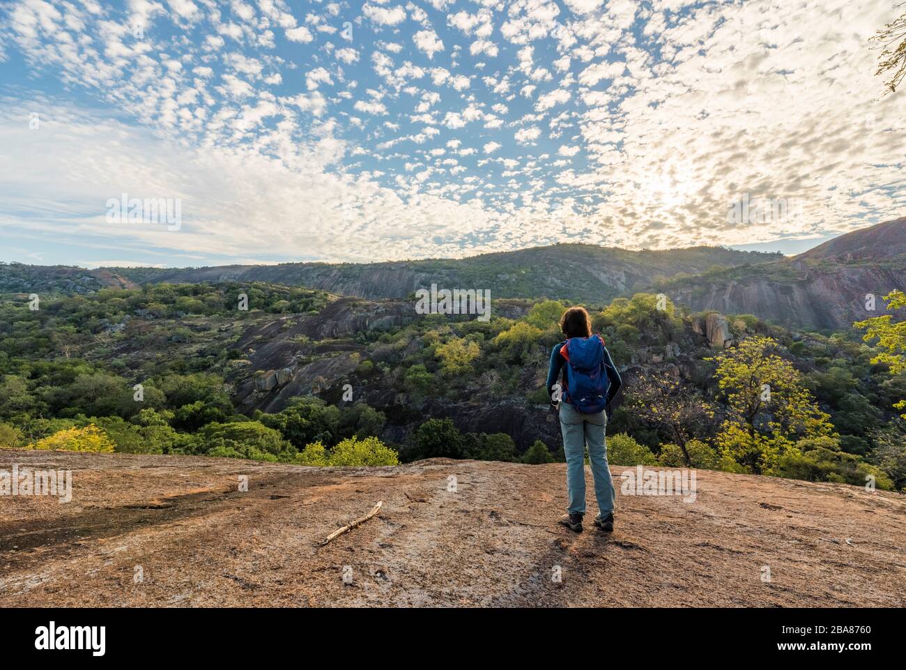 ein-wanderer-spaziert-durch-das-unesco-welterbe-matobo-national-park-in