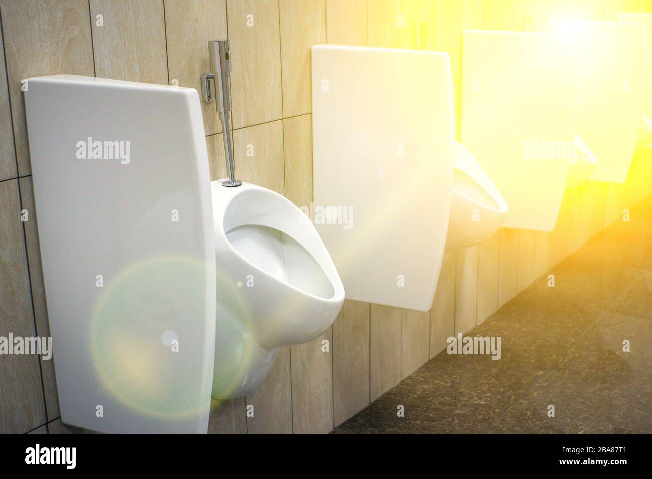 Toiletten an einem öffentlichen Ort. Leere Urinale das Konzept der Hygiene Stockfoto