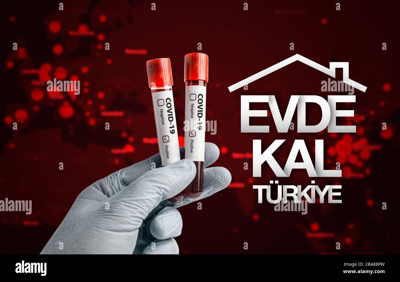 Pandemiekonzept COVID-19: Wissenschaftler hält Blutprobe in Reagenzgläsern mit positivem Ergebnis. Bleib zu Hause die Botschaft der Türkei auf Türkisch über das verschwimmen Europas Stockfoto
