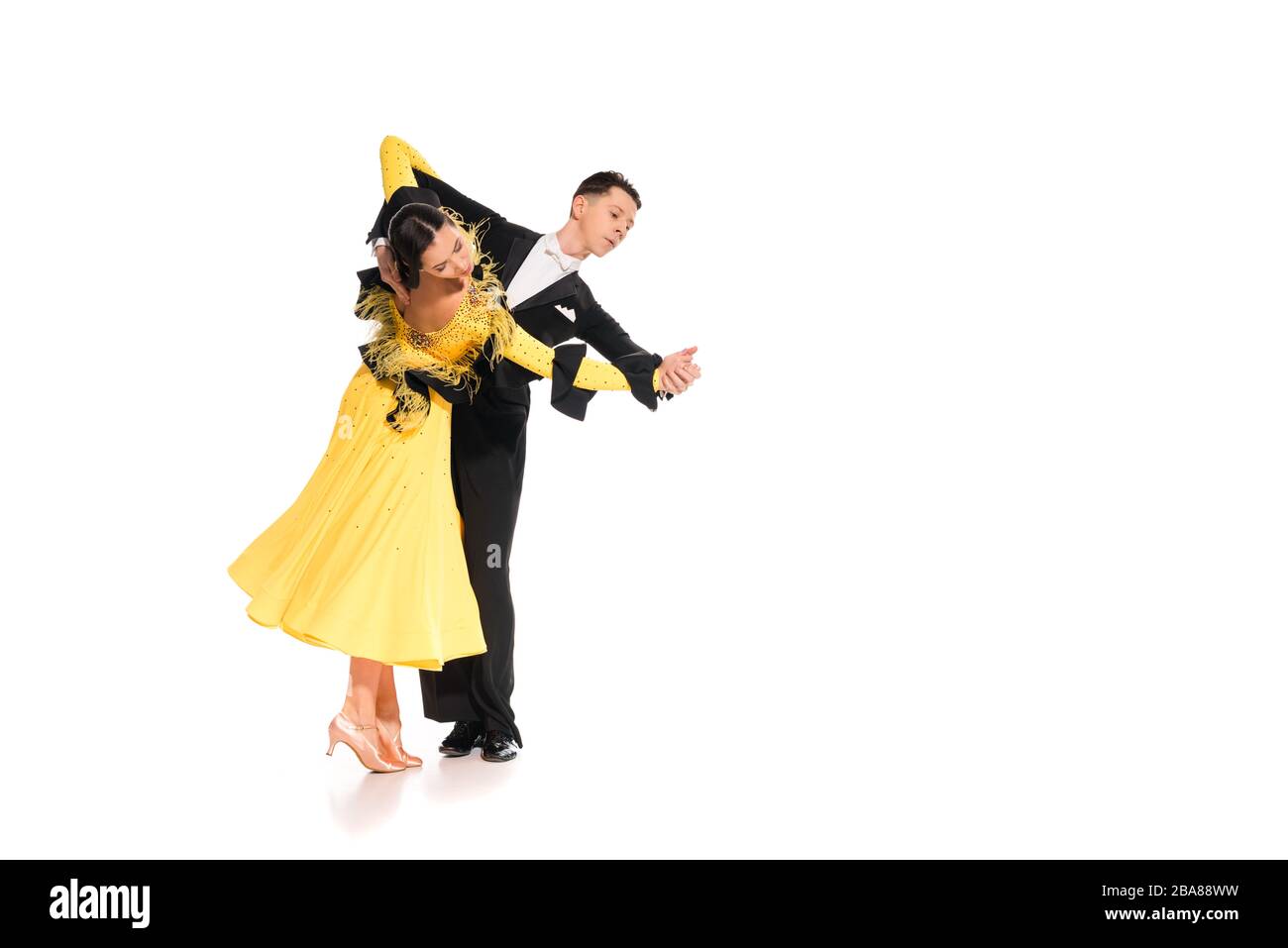 Elegantes junges Paar Tänzerinnen aus Ballsaal, die isoliert auf Weiß tanzen Stockfoto