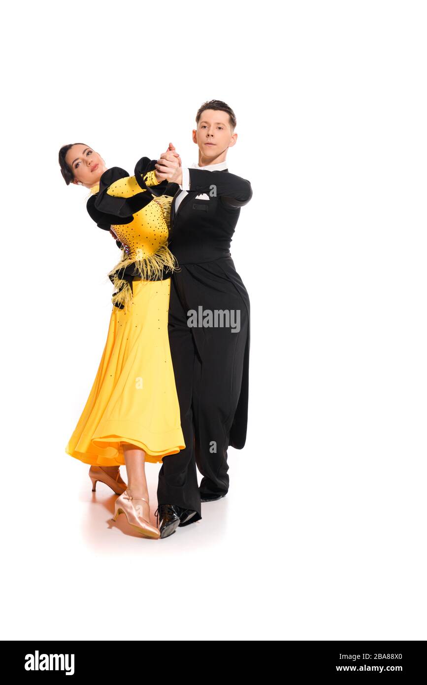 Elegantes junges Paar Tänzerinnen aus Ballsaal, die auf Weiß tanzen Stockfoto