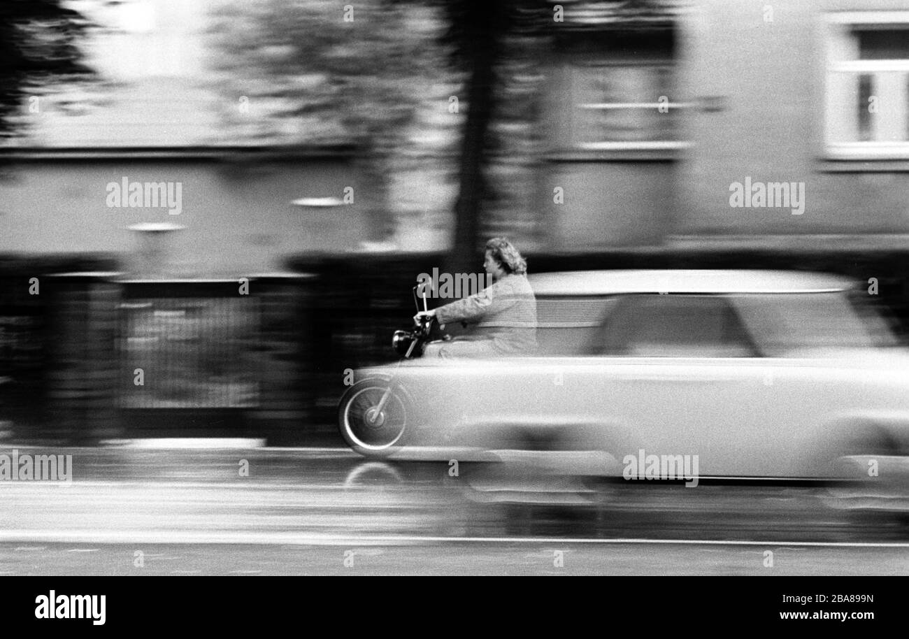 30. November 1984, Sachsen, Leipzig: Ein Moped Simson S 51 und ein Trabant treffen sich Ende der 1970er Jahre in Leipzig an der Leninstraße. Genaues Aufnahmedatum nicht bekannt. Foto: Volkmar Heinz / dpa-Zentralbild / ZB Stockfoto