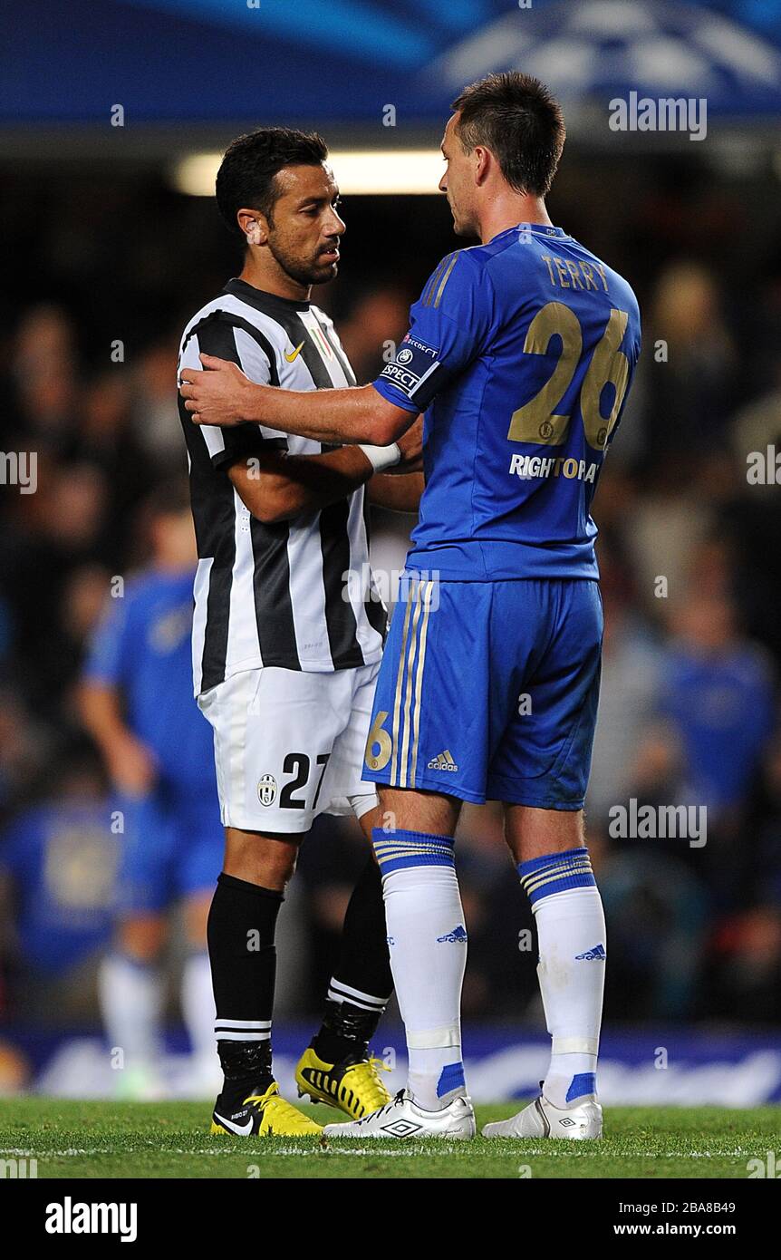 Juventus' Fabio Quagliarella (links) schüttelt nach dem Schlusspfiff die Hände mit Chelseas John Terry Stockfoto