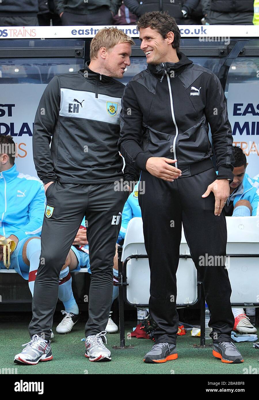 (Links-rechts) Burnley Manager Eddie Howe und Assistant Manager Jason Tindall Witz auf der Touchline vor dem Start Stockfoto