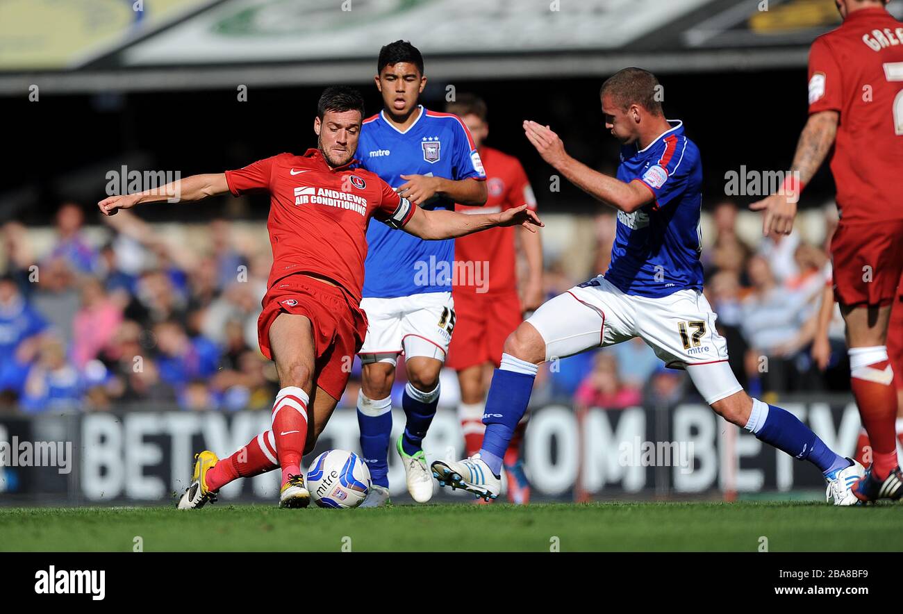 Andy Drury (rechts) von Ipswich Town fordert Johnnie Jackson von Charton Athletic für den Ball heraus. Stockfoto